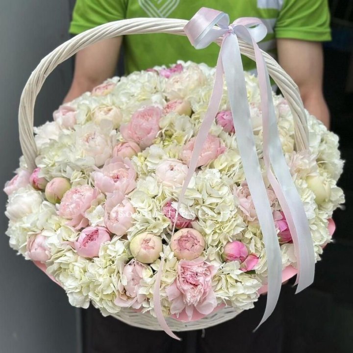 Премиум корзина гортензий и пионов в Махачкале