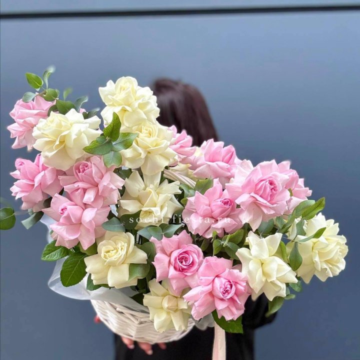 25 Французских роз в корзине в Махачкале