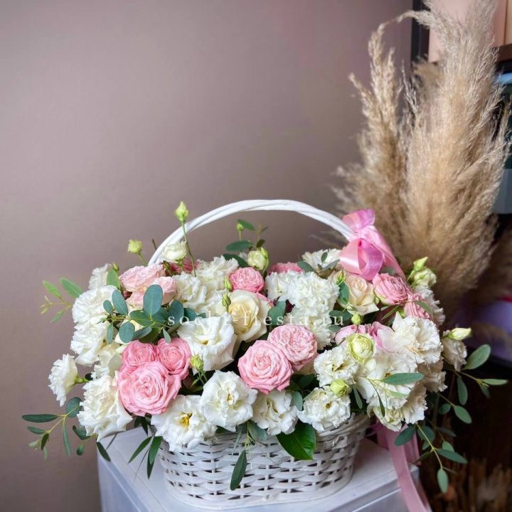 Цветочная корзина "Пинки вайт" в Махачкале