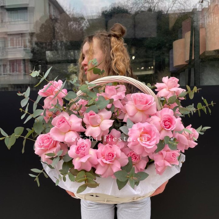25 роз в цветочной корзине  в Махачкале