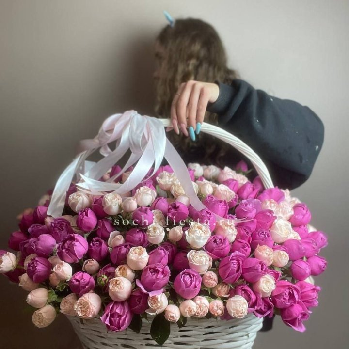 Премиум корзина пионовидных кустовых роз в Махачкале