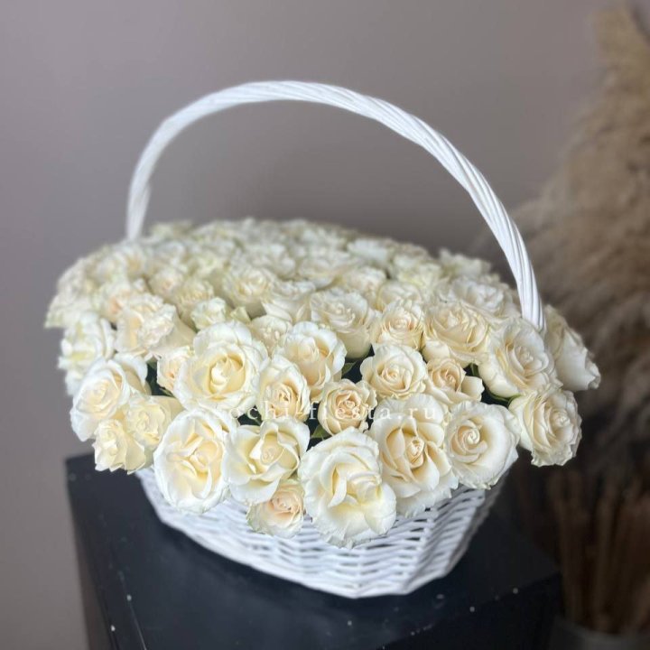 101 белая роза в корзине в Махачкале
