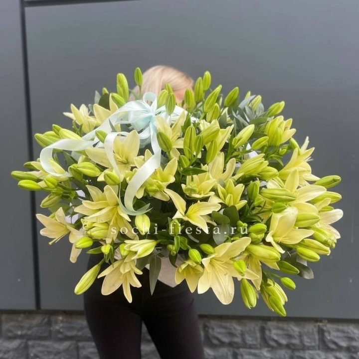 Лилии в корзине в Махачкале