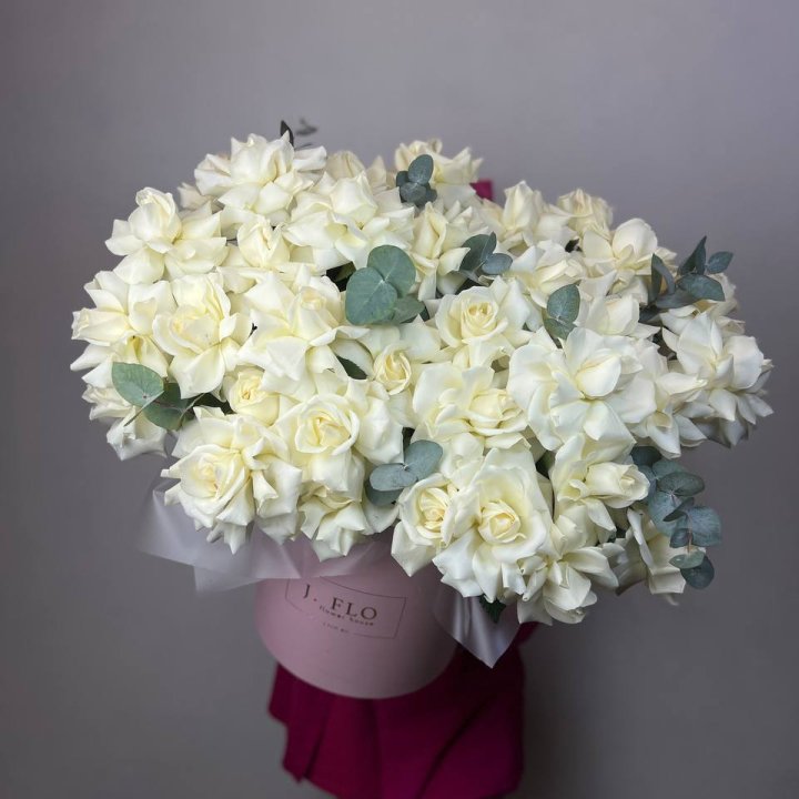 37 белых роз в боксе в Махачкале