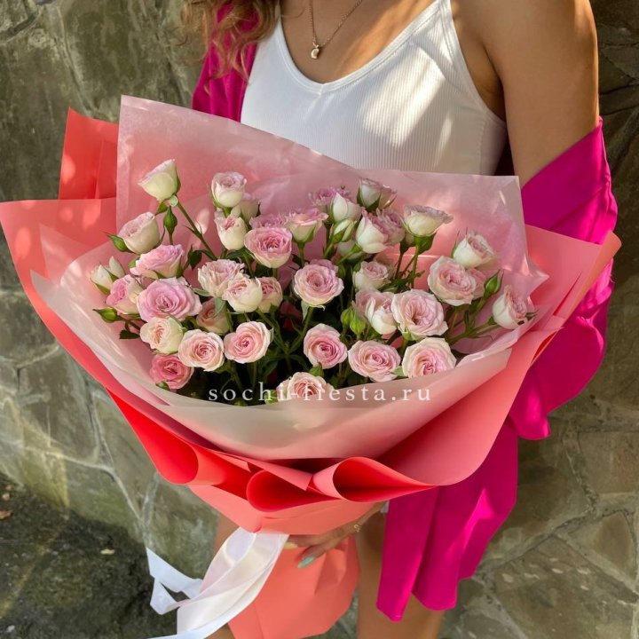 Розовые кустовые розы в Махачкале