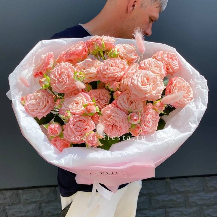 Пионовидные розы Мадам Бомбастик в Махачкале