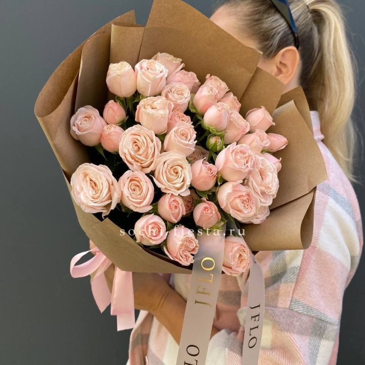 Кустовые розы Бомбастик в крафте в Махачкале