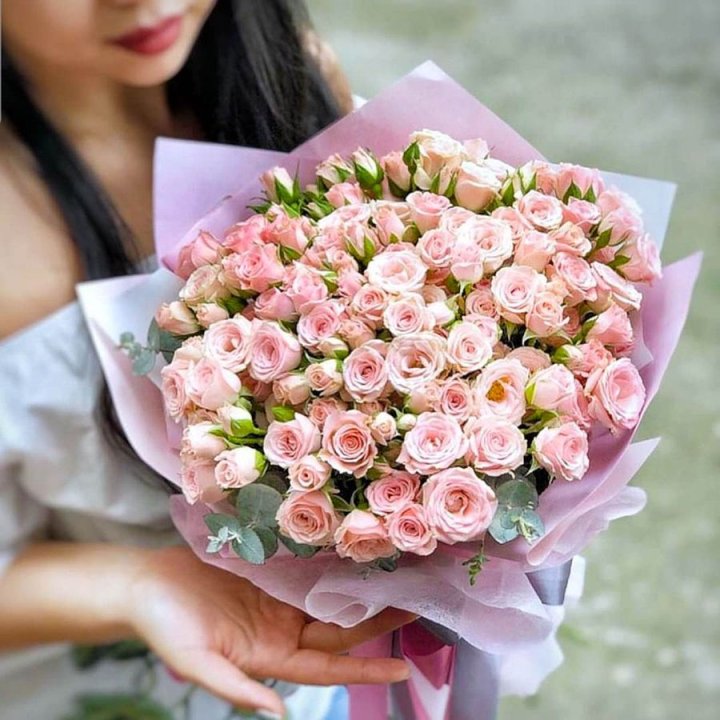 Кустовые розы с эвкалиптом в Махачкале