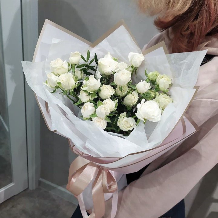 Белоснежные кустовые розы в Махачкале