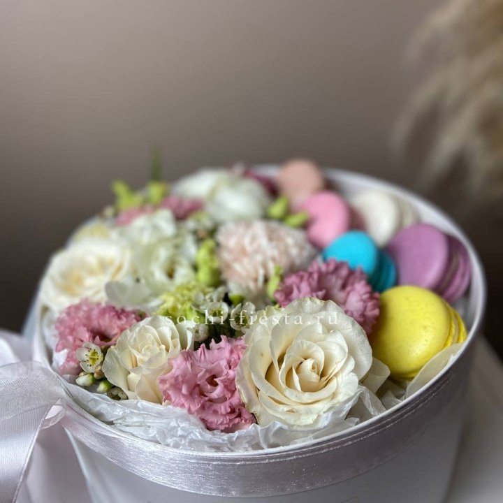 Цветы в цилиндре с макаронс "Прованс" в Махачкале