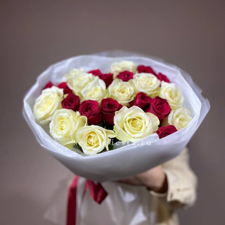 Букет их красных и белых 25 роз в Махачкале