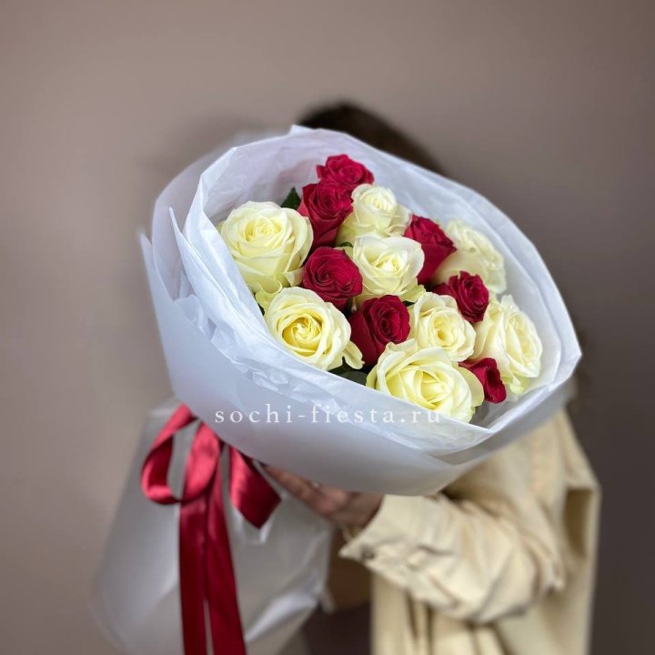 Букет из красных белых 15 роз в Махачкале