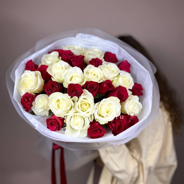 Букет из красных белых 35 роз в Махачкале