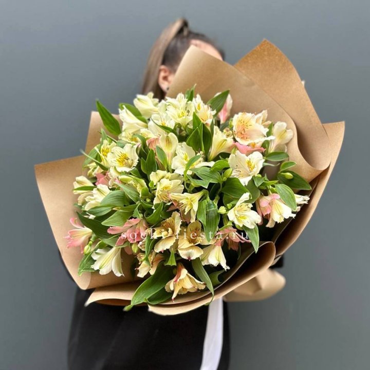 Букет альстромерий в крафте в Махачкале