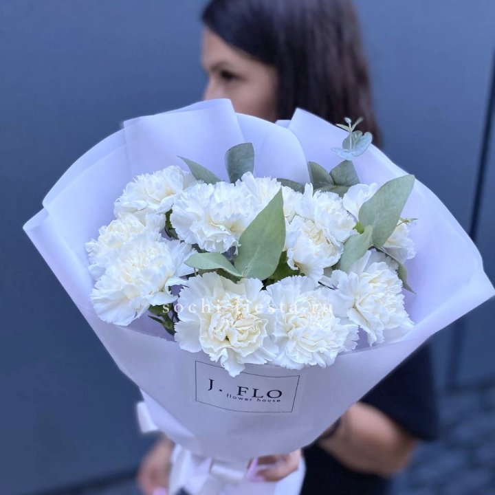 Букет белых диантусов с эвкалиптом в Махачкале