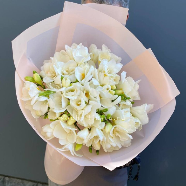 Букет белых фрезий  в Махачкале