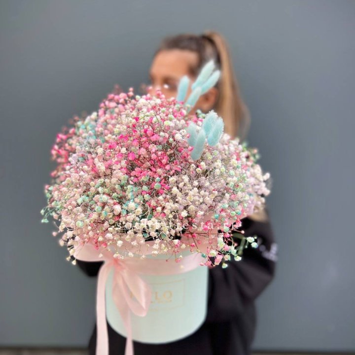 9 Радужных гипсофилы в шляпной коробке в Махачкале