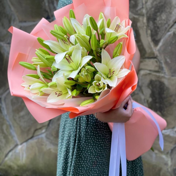 Букет из 7 белых лилий в Махачкале