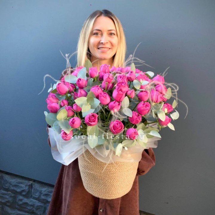 Пионовидные розы  в джутовом кашпо  в Махачкале