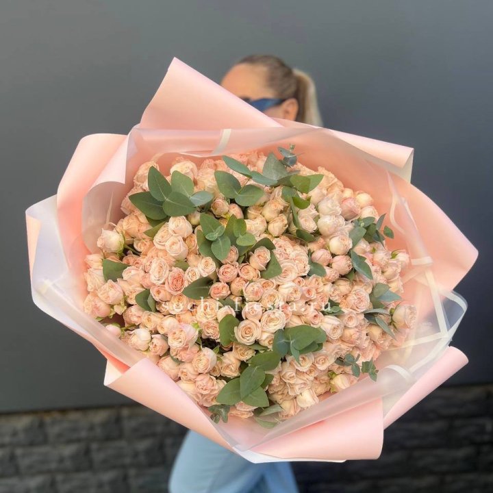 101 кустовая роза с эвкалиптом в Махачкале