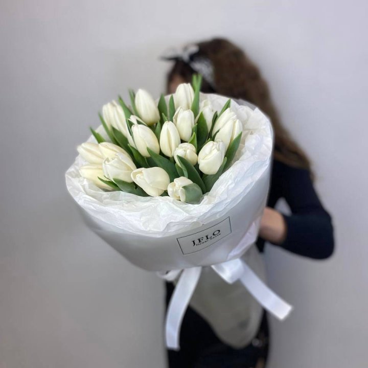  19 белых воздушных тюльпанов в Махачкале