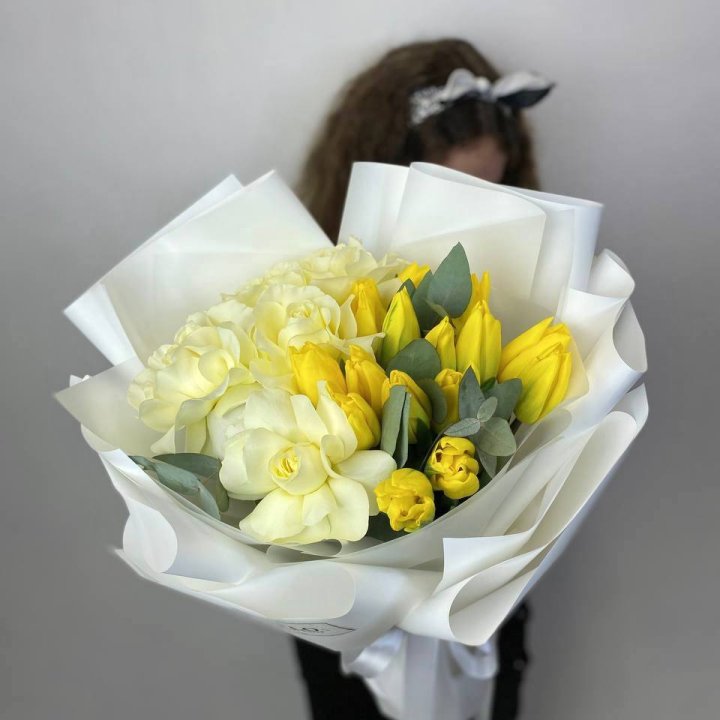 Дуо жёлтые тюльпаны и розы в Махачкале