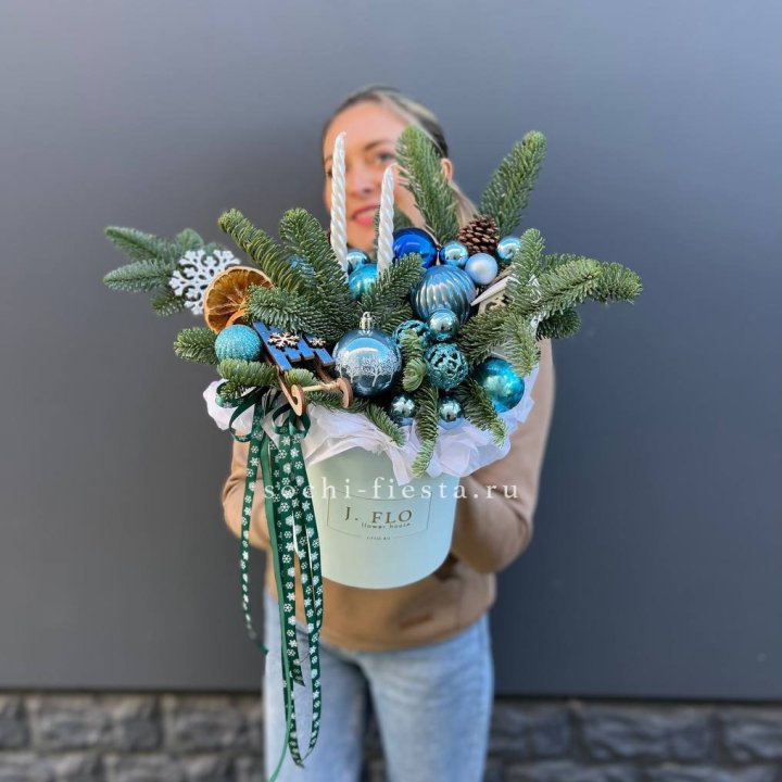 Композиция "Мери крисмас блю" в Махачкале