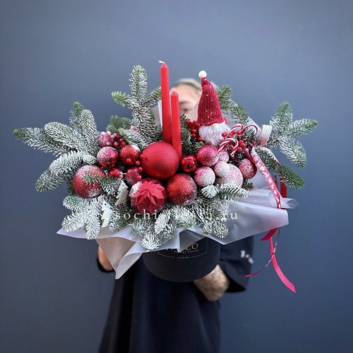 Композиция "Мери крисмас ред" в Махачкале