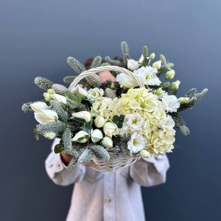 Новогодняя корзина с цветами в Махачкале