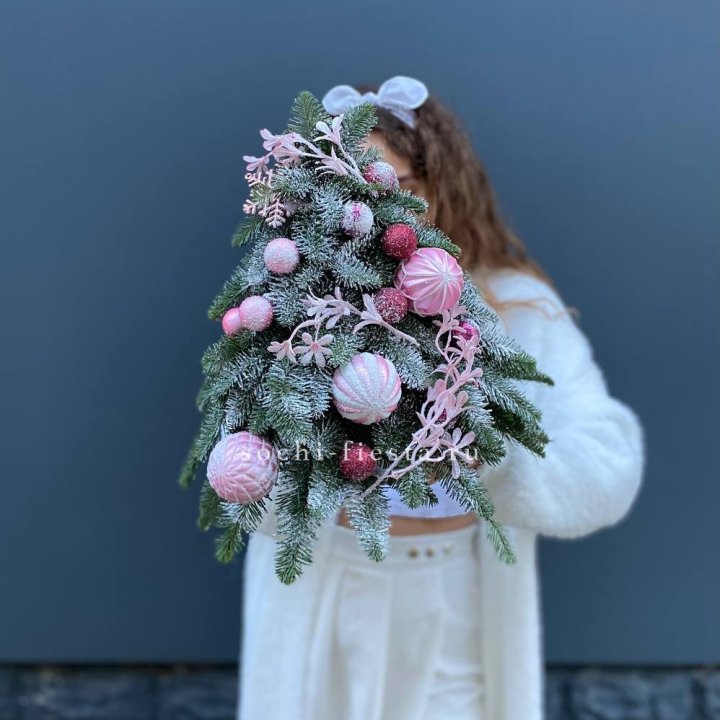 Новогодняя елочка "Розе" в Махачкале