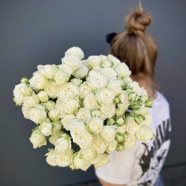 Охапка кустовых роз бомбастик  в Махачкале