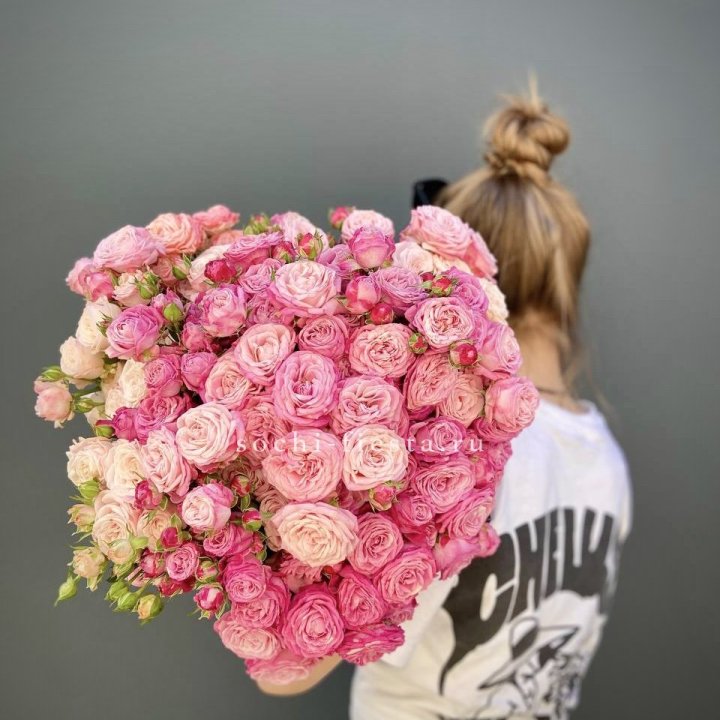 Охапка кустовых роз бомбастик пинк в Махачкале