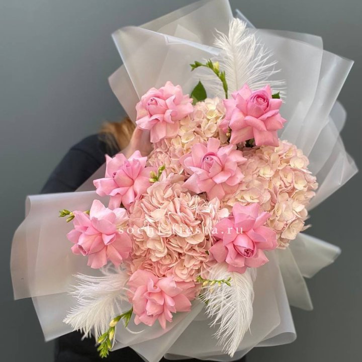  Букет  из гортензий и розовых роз в Махачкале
