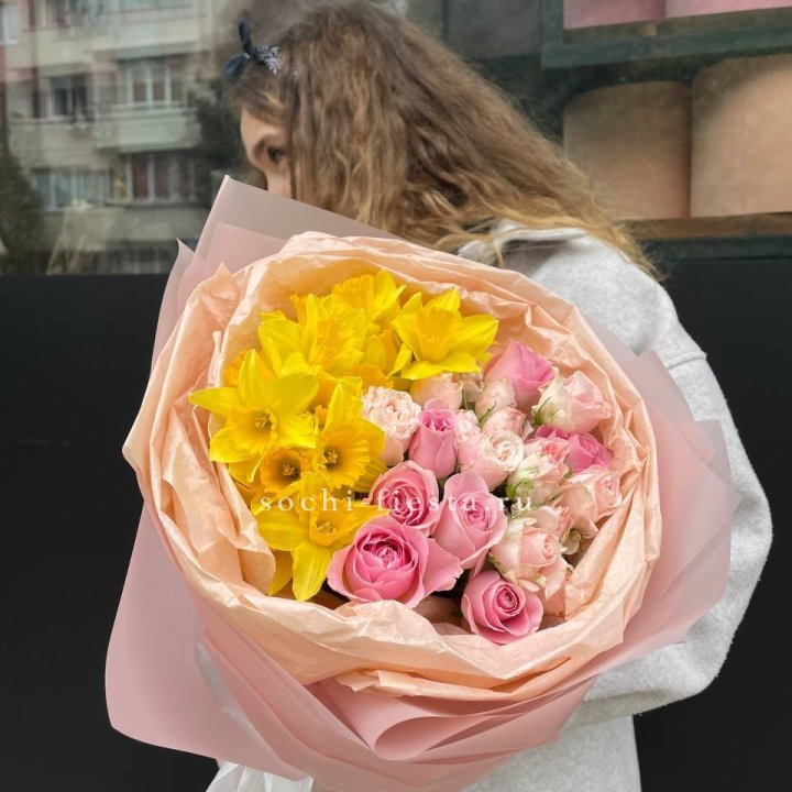 Букет роз и нарциссов в Махачкале