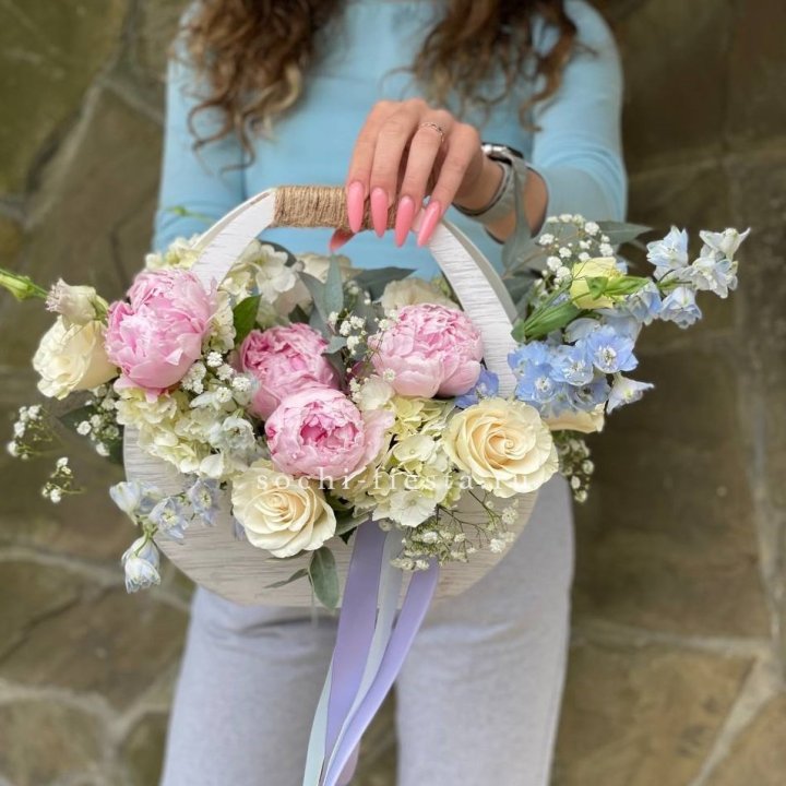 Ящик с пионами в Махачкале