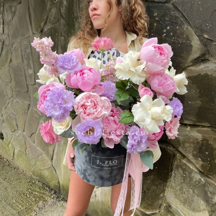 Дизайнерский цилиндр с пионами в Махачкале