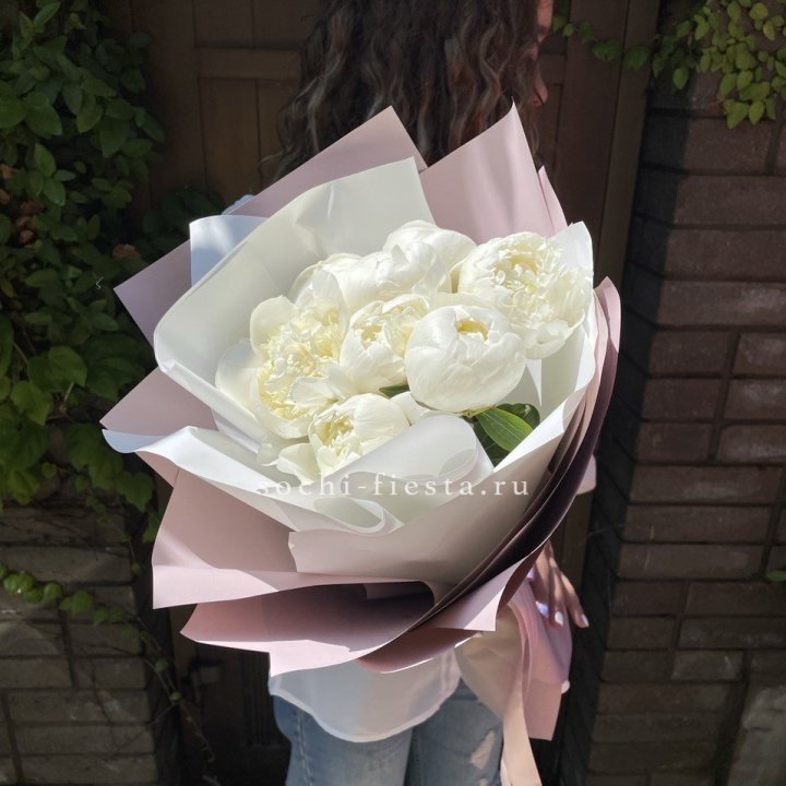 9 белоснежных пионов в Махачкале