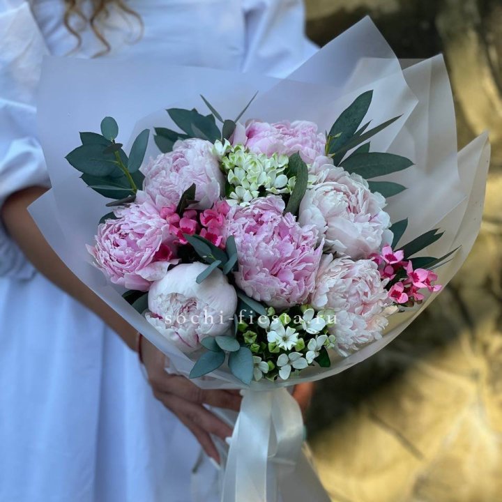 7 зефирных пионов с эвкалиптом в Махачкале