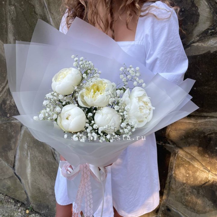 Букет белых пионов "Файв" в Махачкале