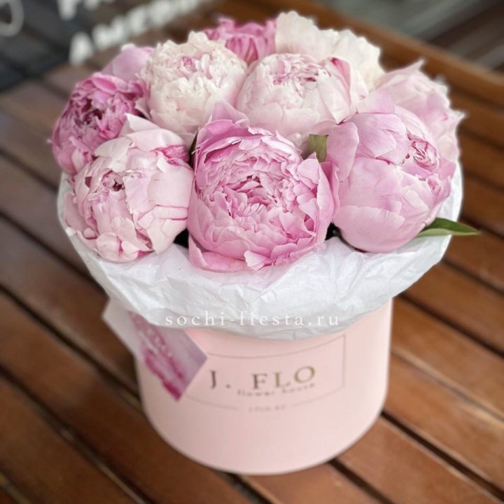 Цилиндр с пионами "Лилу" в Махачкале