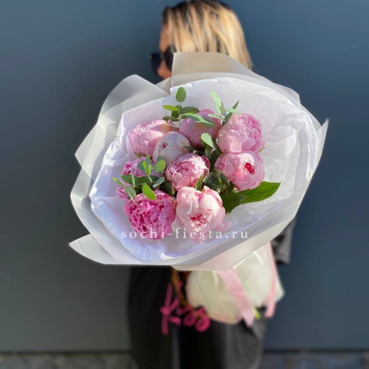 9 пионов с эвкалиптом в Махачкале