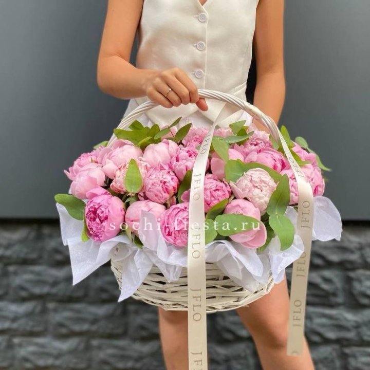 29 пионов в корзине в Махачкале