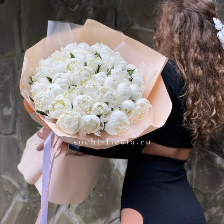 35 белых пион в Махачкале