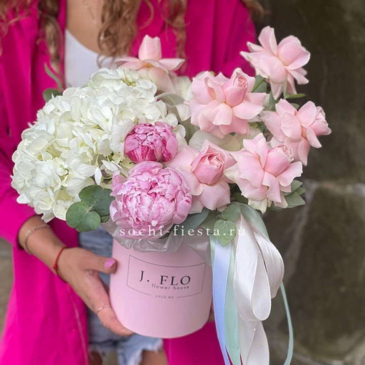 Цилиндр с пионами "Алисия" в Махачкале