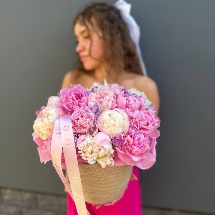 15 пионов в джутовом кашпо в Махачкале