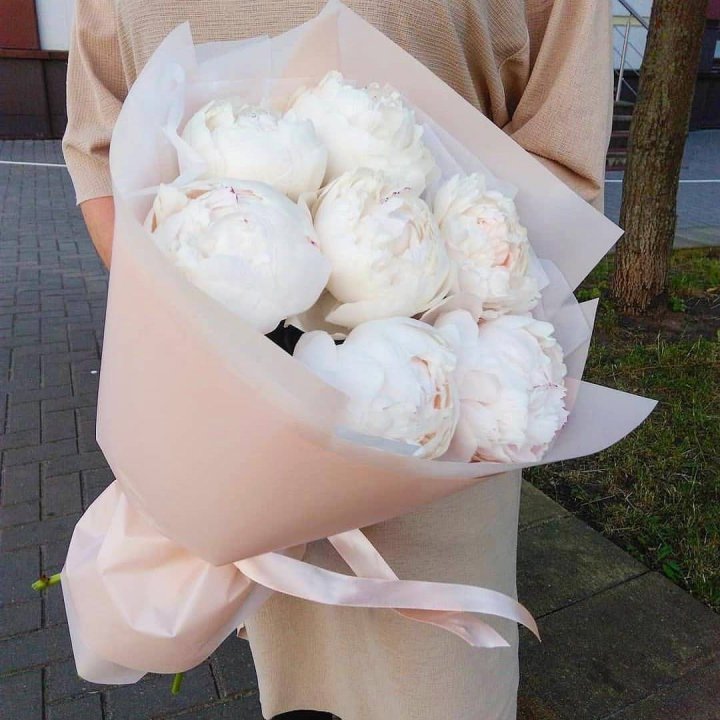 Букет белых пионов в Махачкале