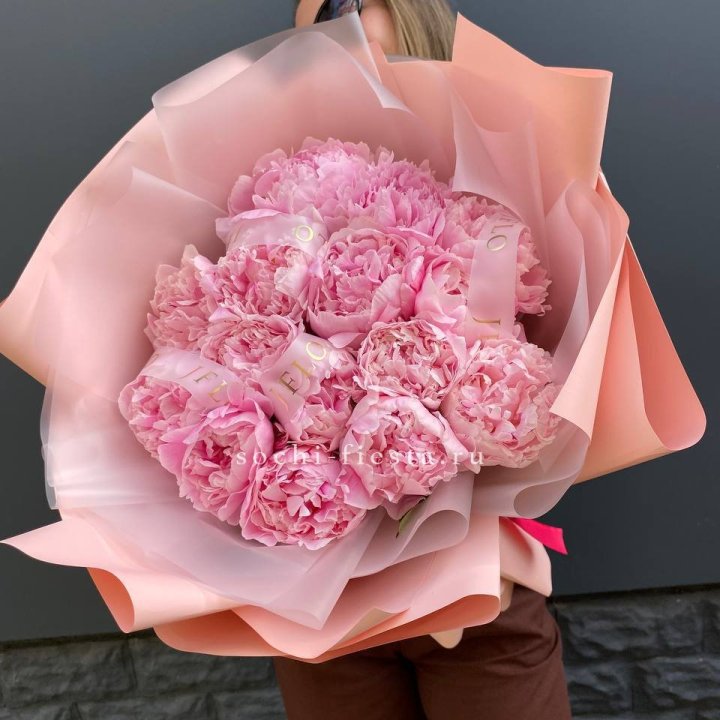 15 пионов "Монинг" в Махачкале