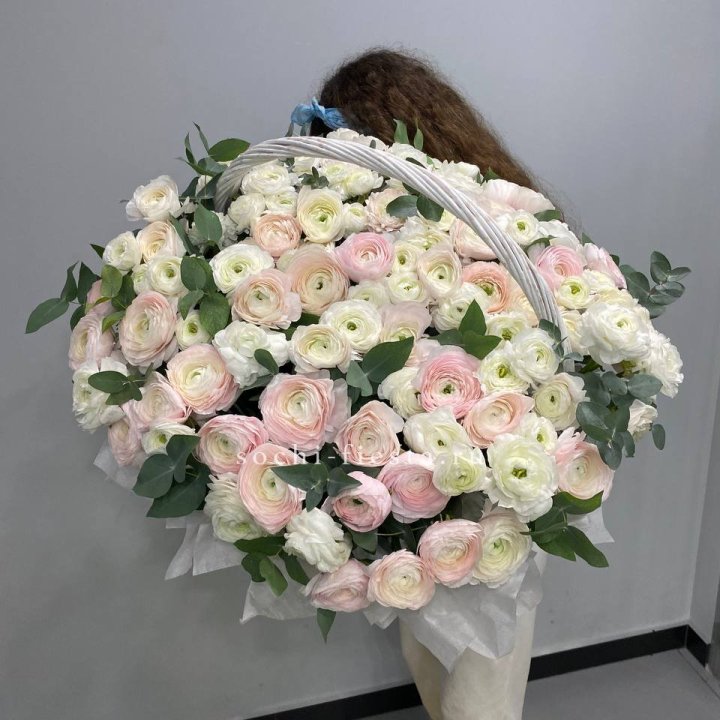 Ранункулюсы в корзине в Махачкале