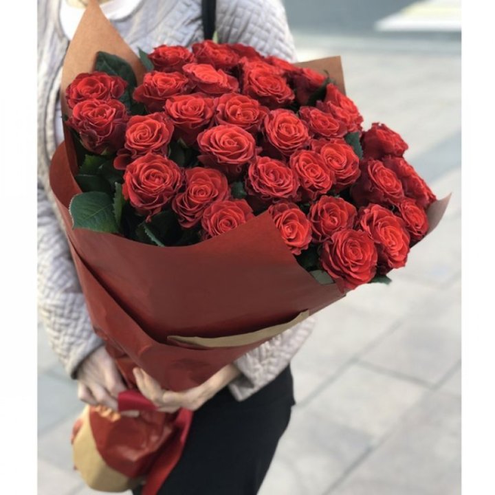 29 высоких роз  в Махачкале