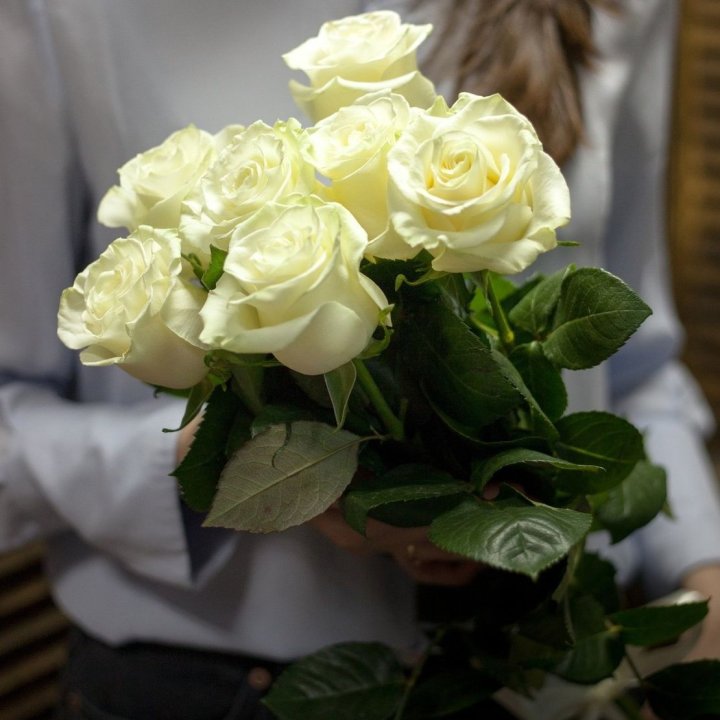 7 белых роз в Махачкале